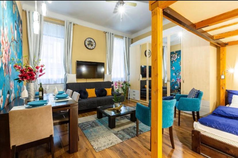 Cherry Blossom Designer Apartment In The Center With Free Parking Будапеща Екстериор снимка