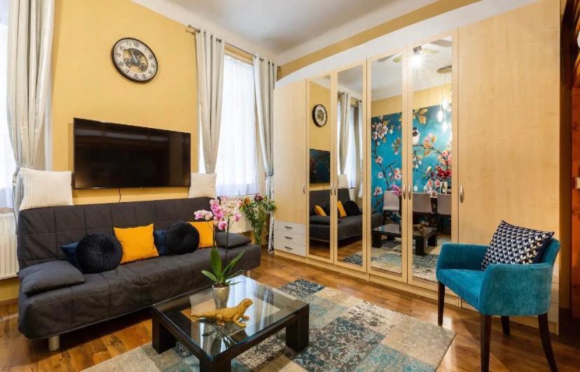 Cherry Blossom Designer Apartment In The Center With Free Parking Будапеща Екстериор снимка